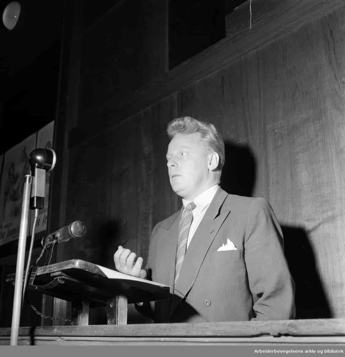 Sosialminister Gudmund Harlem på talerstolen i Oslo Arbeidersamfund under valgkampen i 1957