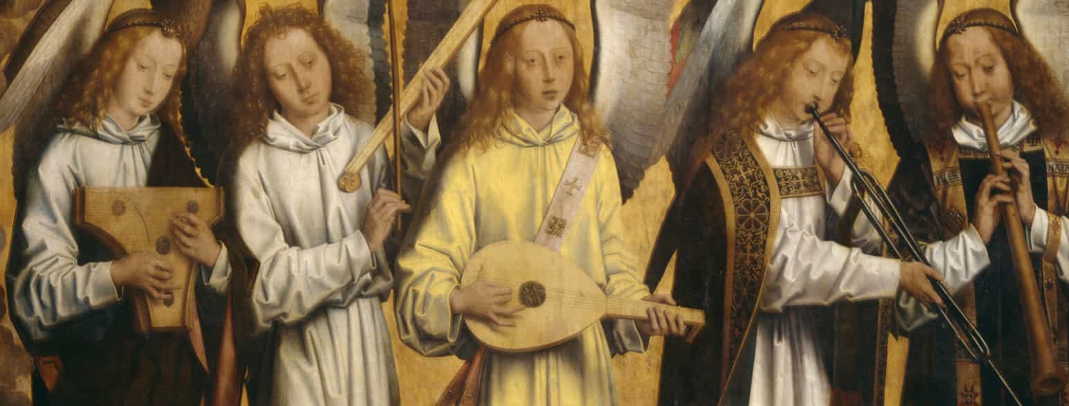 Maleri av fem engler som spiller på forskjellige instrumenter. Det er tre strenginstrumenter og to lange blåseinstrumenter.