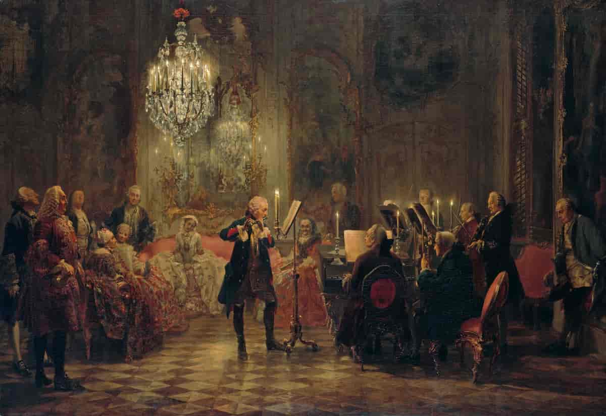 En mann spiller fløyte mens flere mennesker sitter rundt ham og ser på. Til høyre i bildet er det andre musikere, blant annet en som spiller på piano, en på cello og en på fiolin.