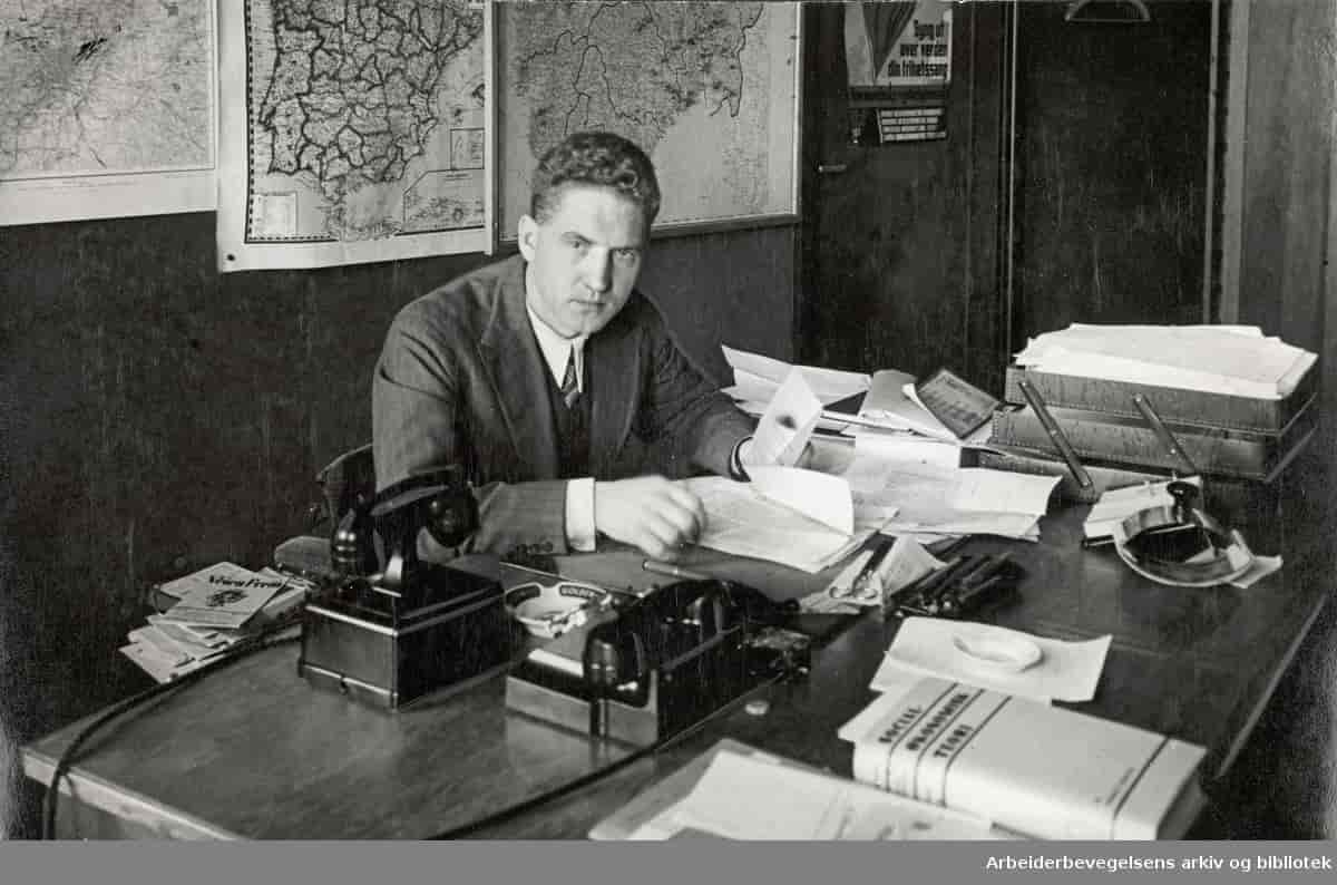 Fotografi av Haakon Lie på sitt kontor i Arbeidernes Opplysningsforbund, ca. 1936-1937