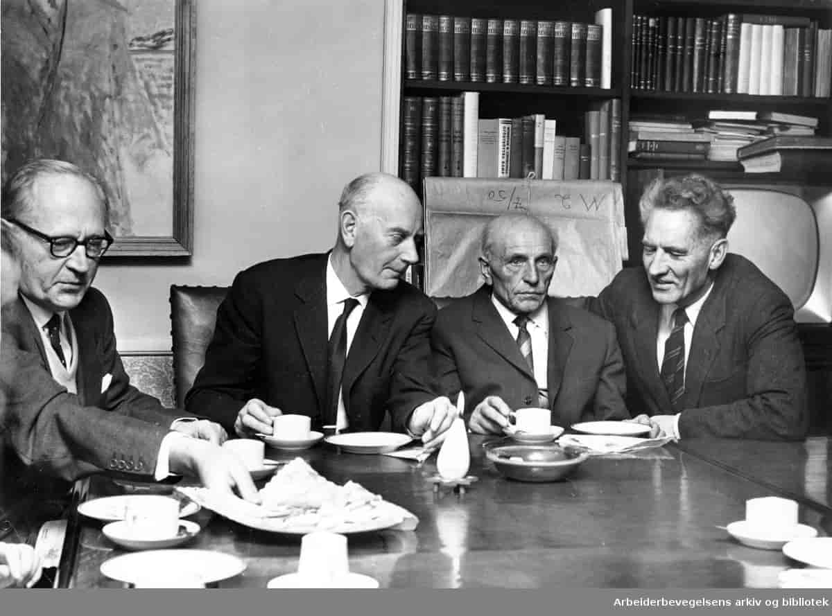 Fotografi fra en sammenkomst på redaktørkontoret i Arbeiderbladet 1962. Fra venstre: Halvard Lange, Einar Gerhardsen, Martin Tranmæl og Haakon Lie