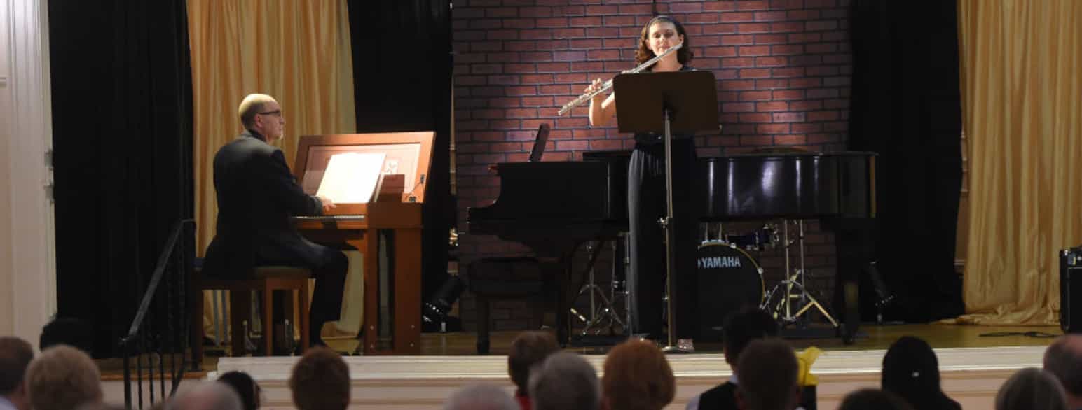 Fløytisten Bryn Werley blir akkompagnert på piano