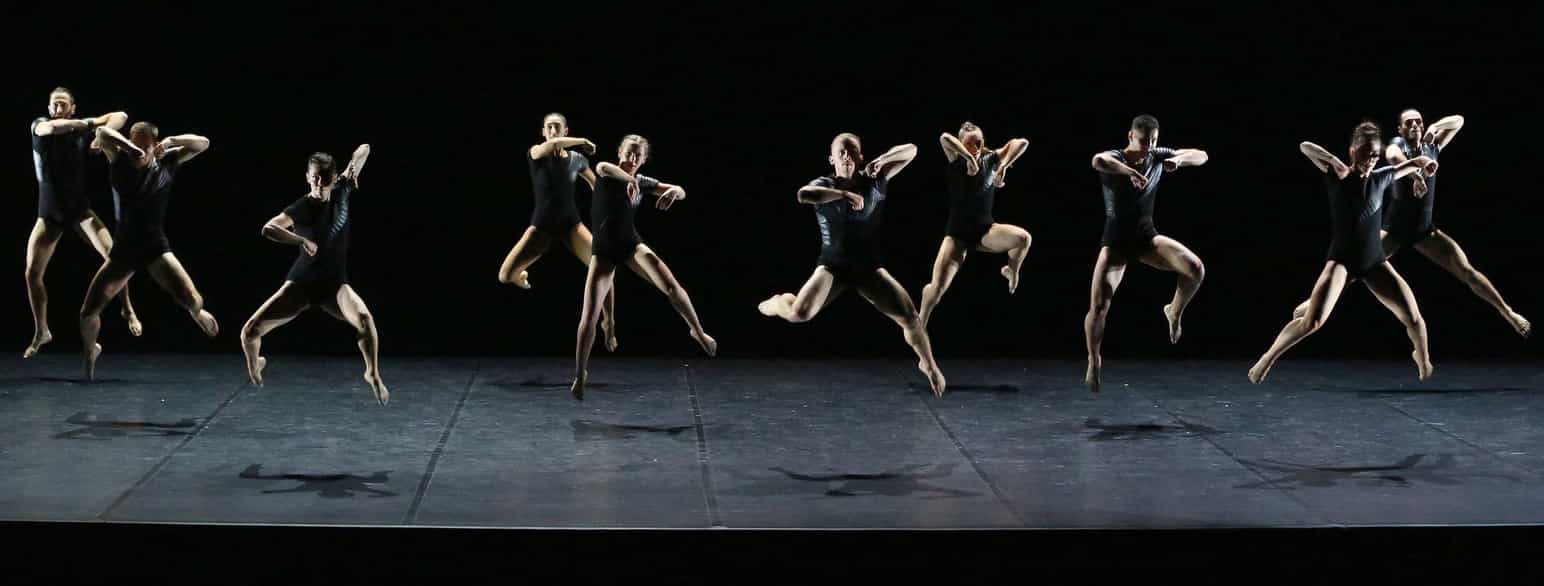 Foto av dansere på ei scene