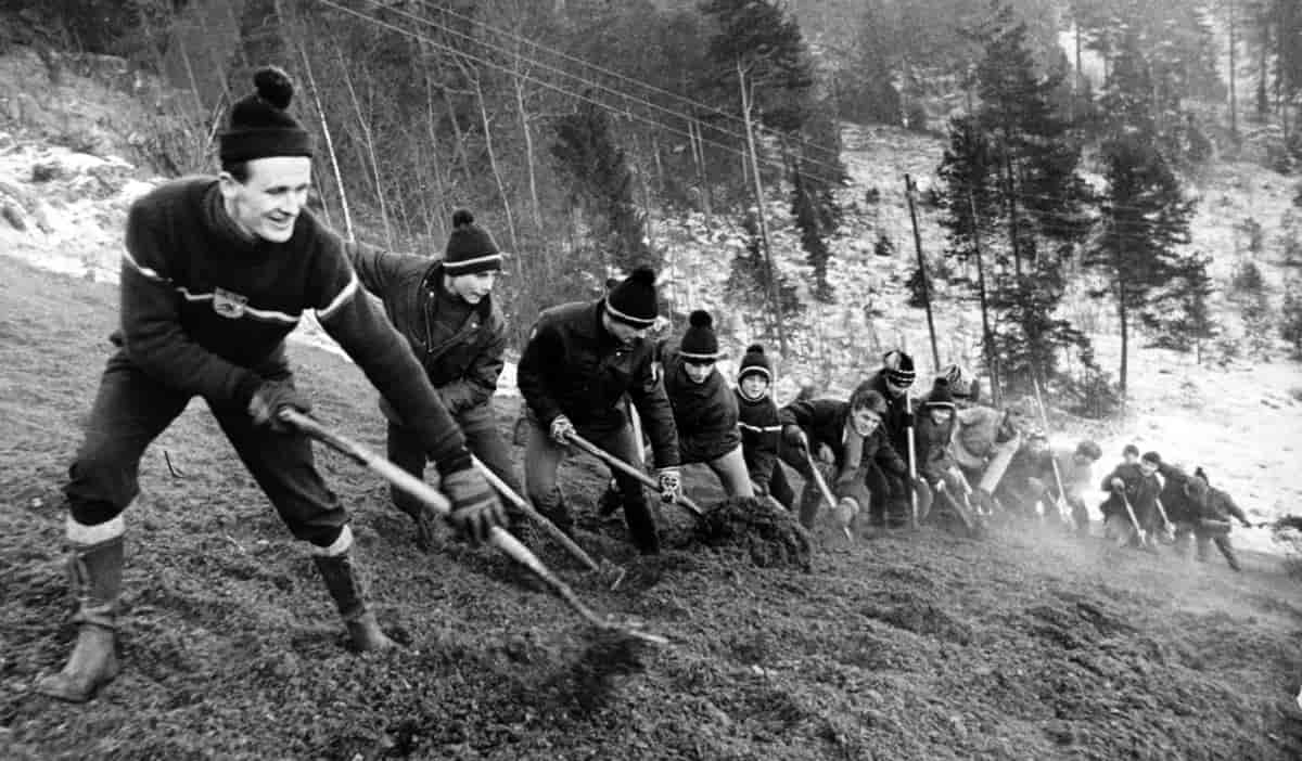 Dugnad av Grefsen idrettslag for å lage Grefsenkleiva slalåmbakke i Oslo, 1968