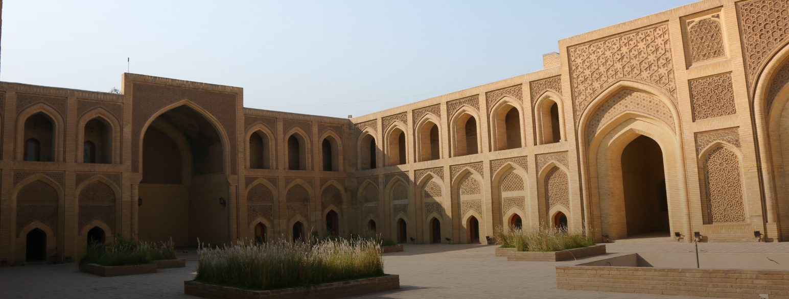 Foto av eit universitetsbygg i sandstein, islamsk stil. 