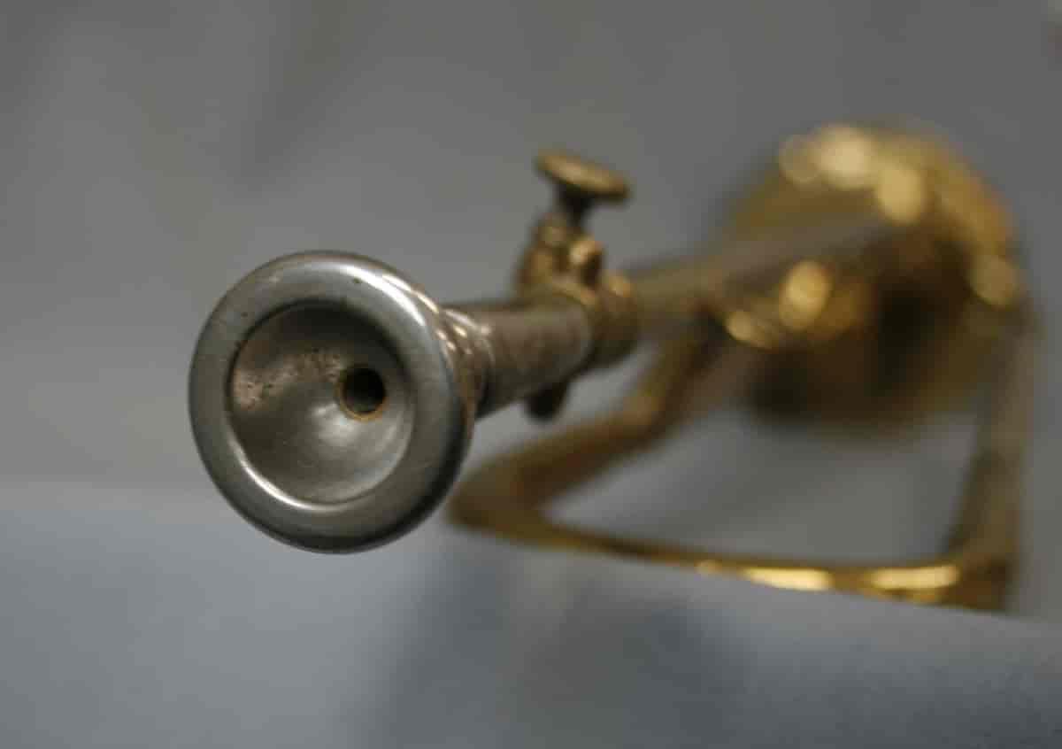 Nærbilde av et munnstykke i metall på en trompet.