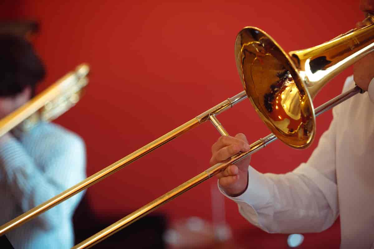 Nærbilde av en trombone i messing og sleideren