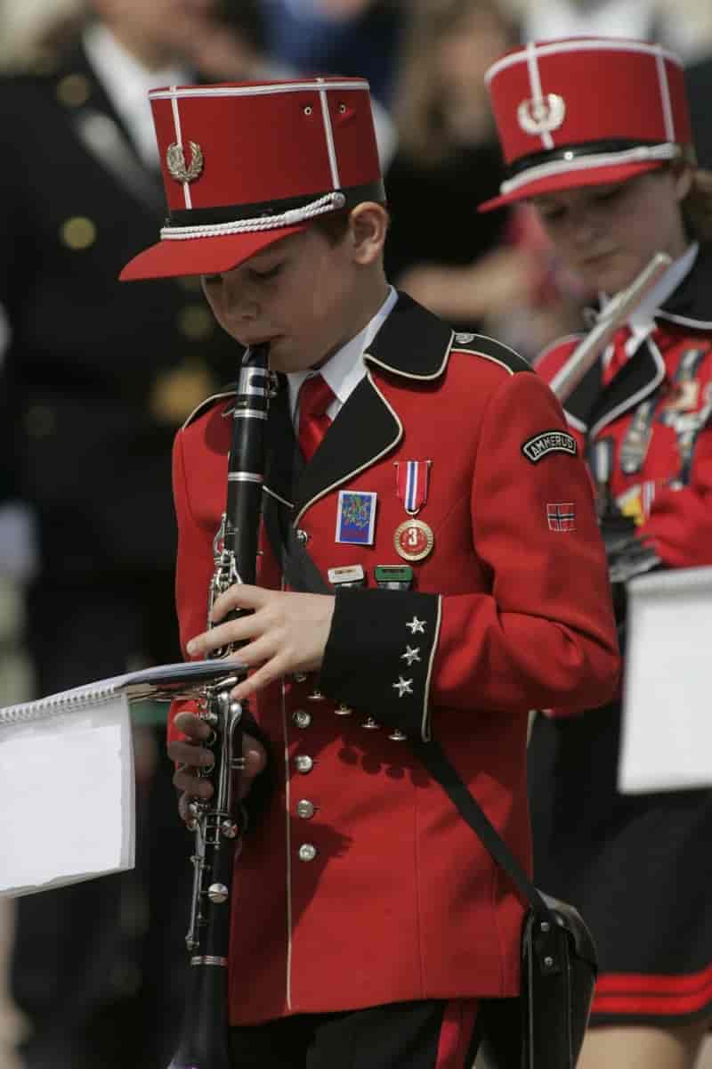 Ung gutt i uniform som spiller klarinett i korps.