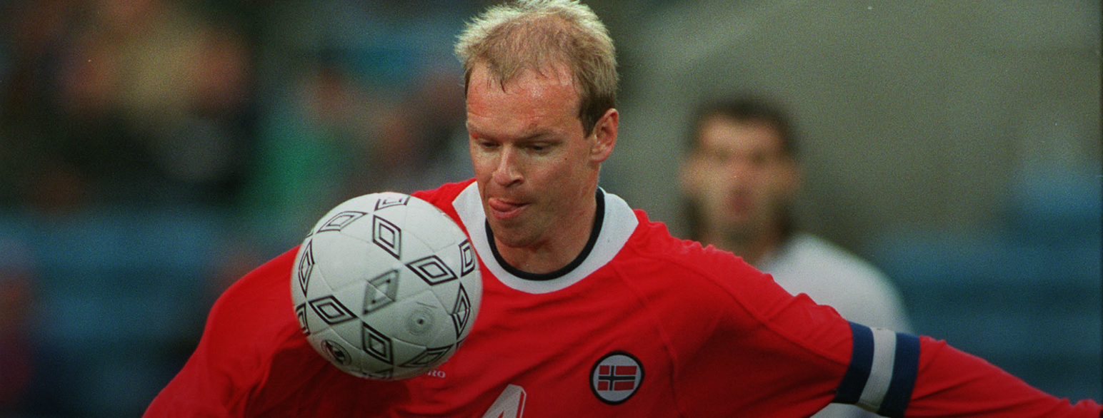 Foto av Henning Berg under en landskamp mot Slovenia i 2000