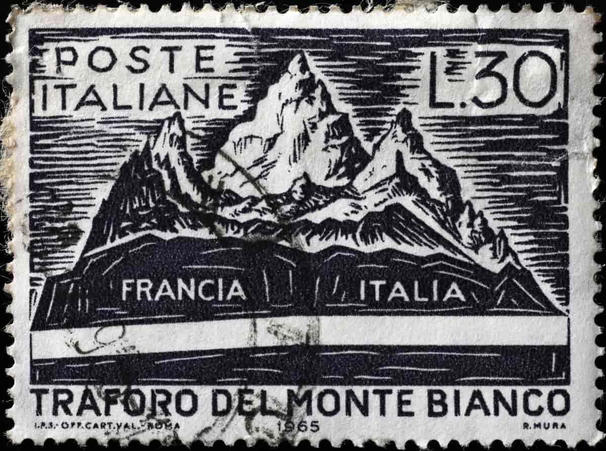 Frimerker i svart-hvitt med siluett av Mont Blanc med en hvit stripe i bunnen av fjellet som skal representere tunnellen. 