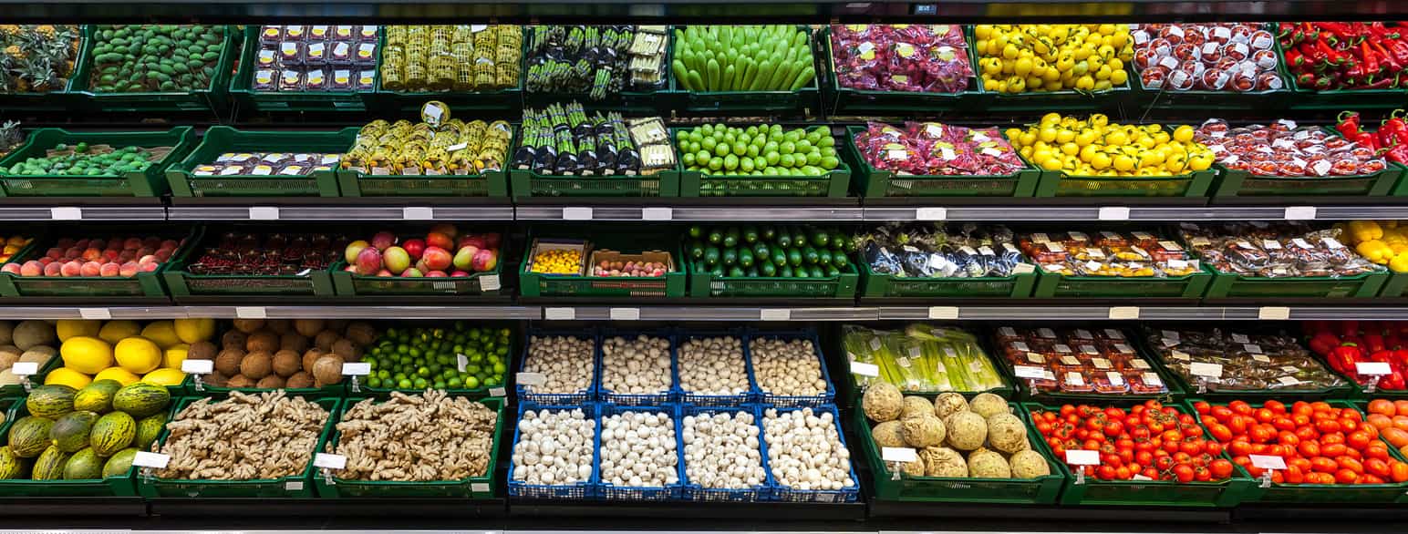 Foto av grønnsaksavdeling i et supermarked