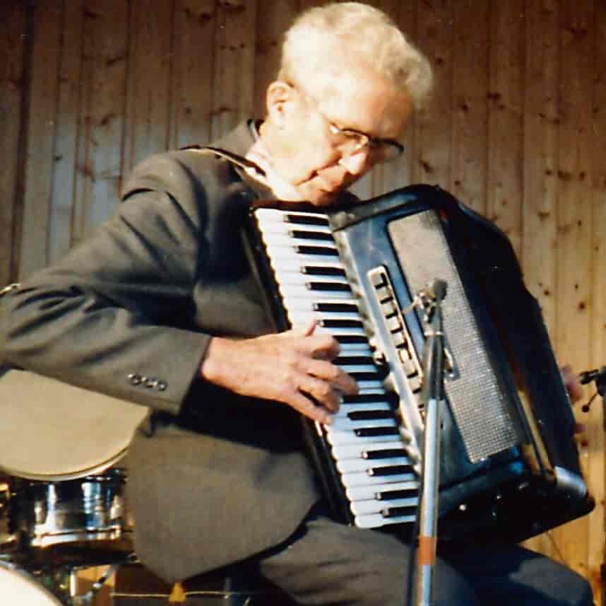 Ottar E. Akre fotografert på konsert i Sigdal i 1986.
