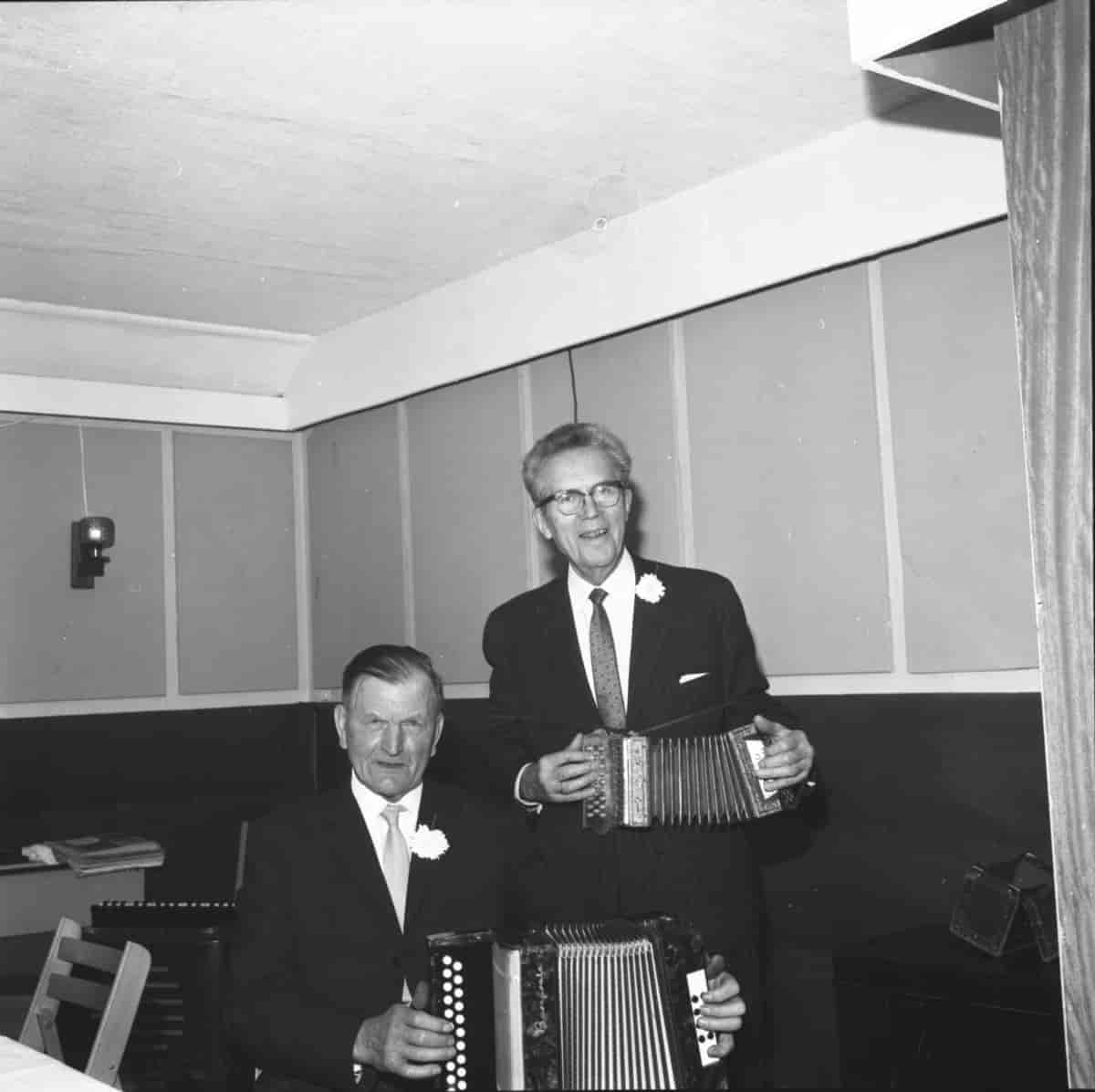 Ottar E. Akre med sin læremester Johan Elsmo i 1970. 