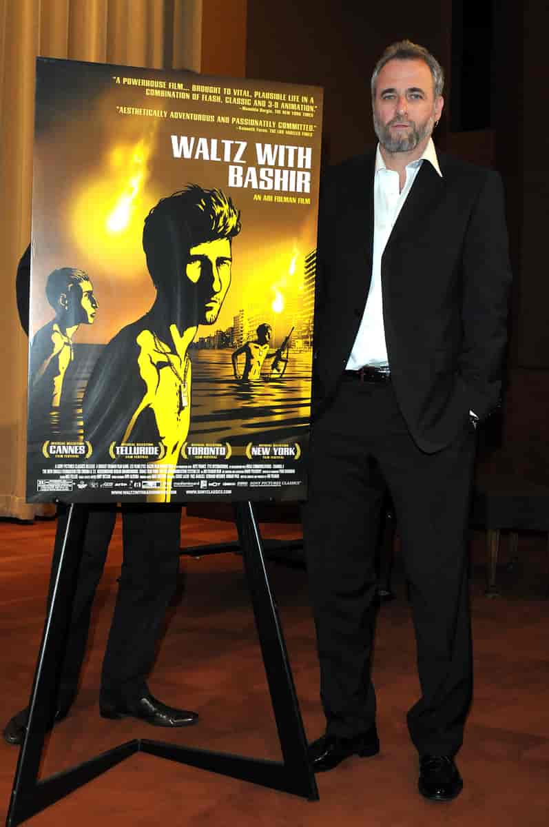 Ari Folman foran plakaten til filmen Vals med Bashir