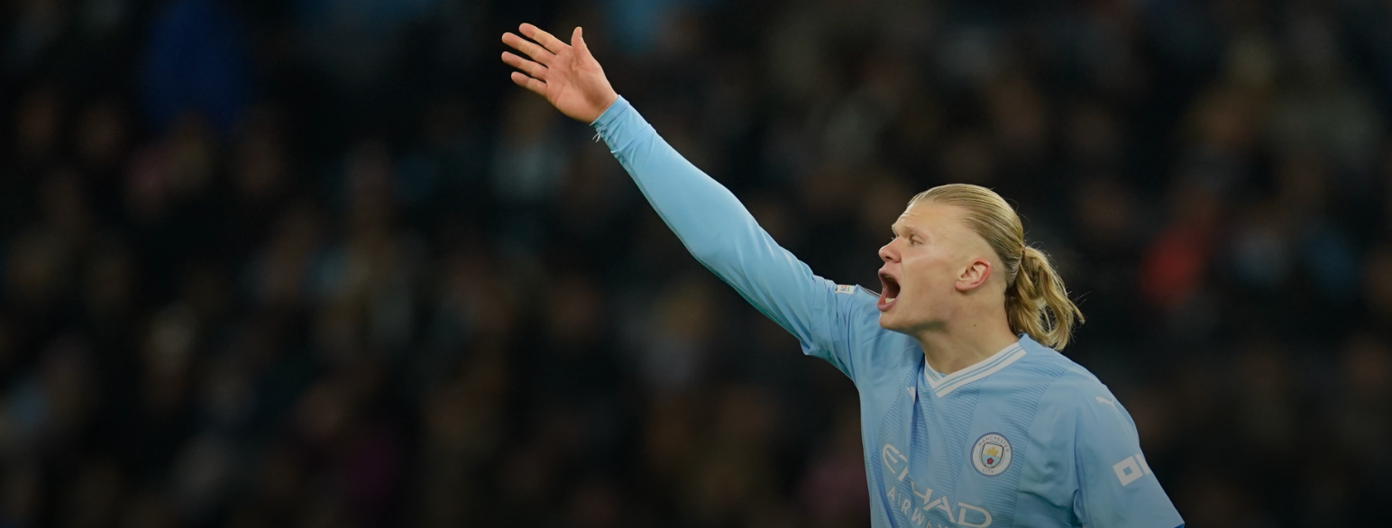 Erling Braut Haaland i vinker med armen under en kamp for Manchester City