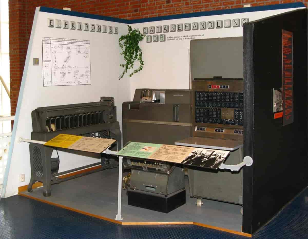 Datamaskinen EMMA utstilt ved Norsk Teknisk Museum