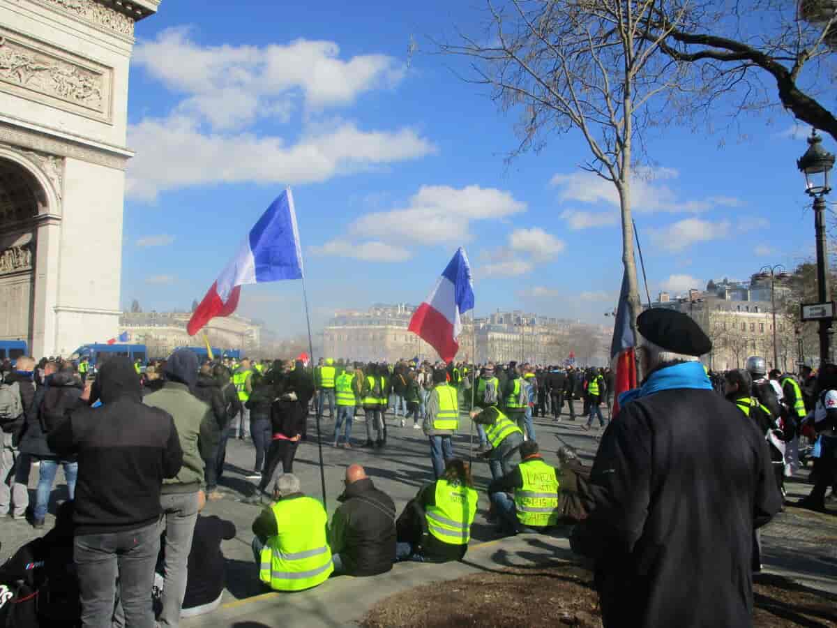 Fotografi av de gule vestene under en demonstrasjon i Paris, mars 2019