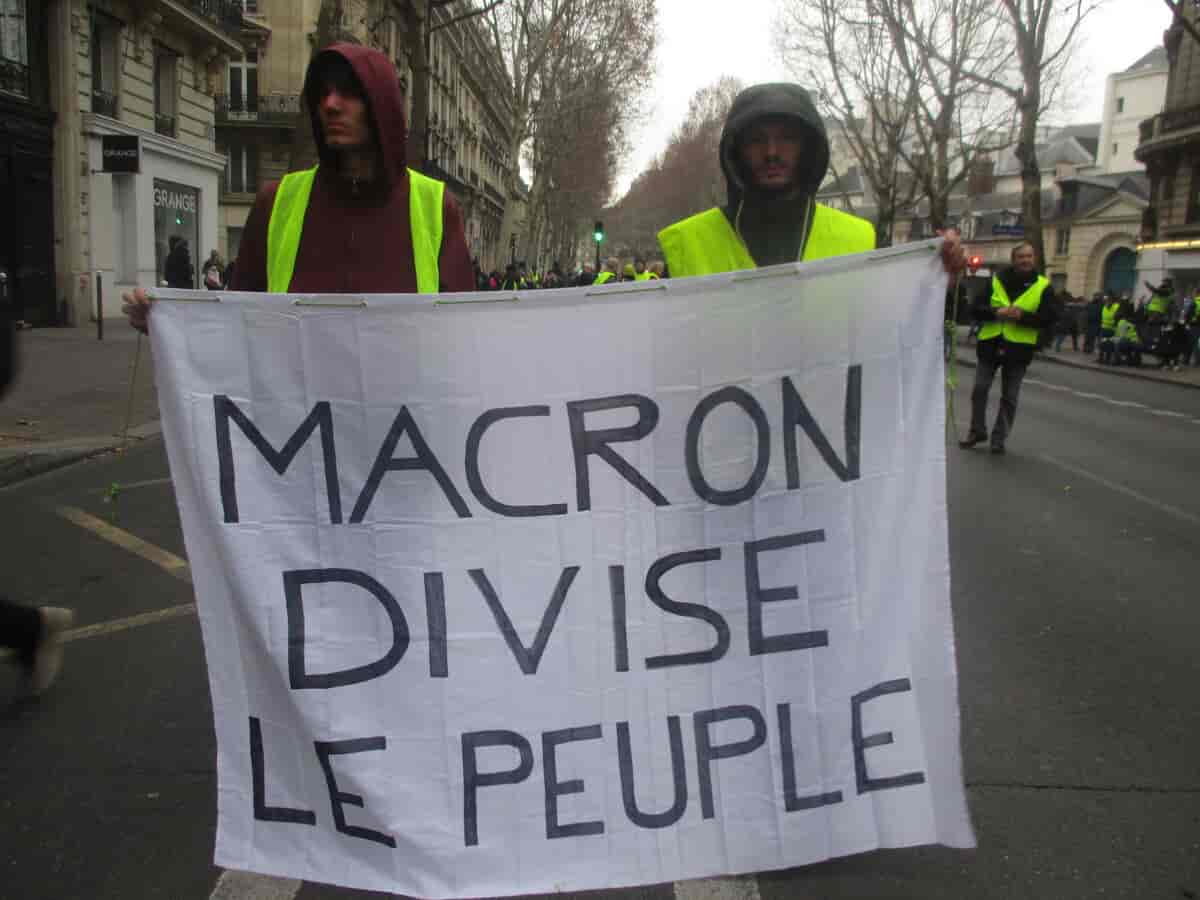 Fotografi av to gule vester-demonstranter i Paris, januar 2019