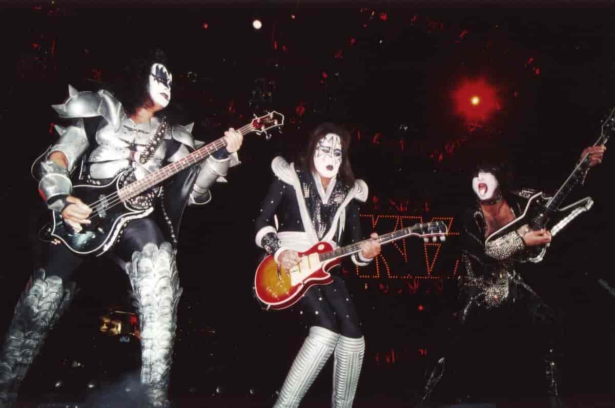 Kiss (Gene Simmons, Ace Frehley og Paul Stanley) under en konsert i 1999