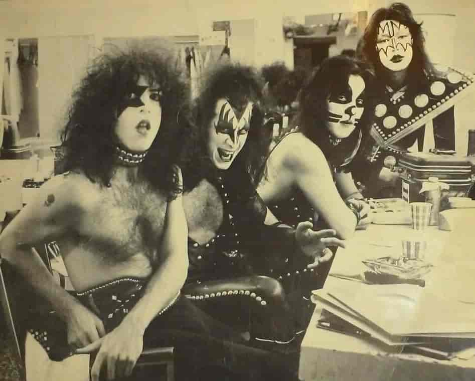 Fire Kiss-medlemmer fotografert bak scenen i 1975