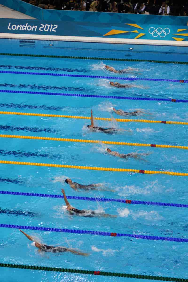 Fotografi fra kvinnenes 200 m medley under OL i London 2012, ryggsvømming