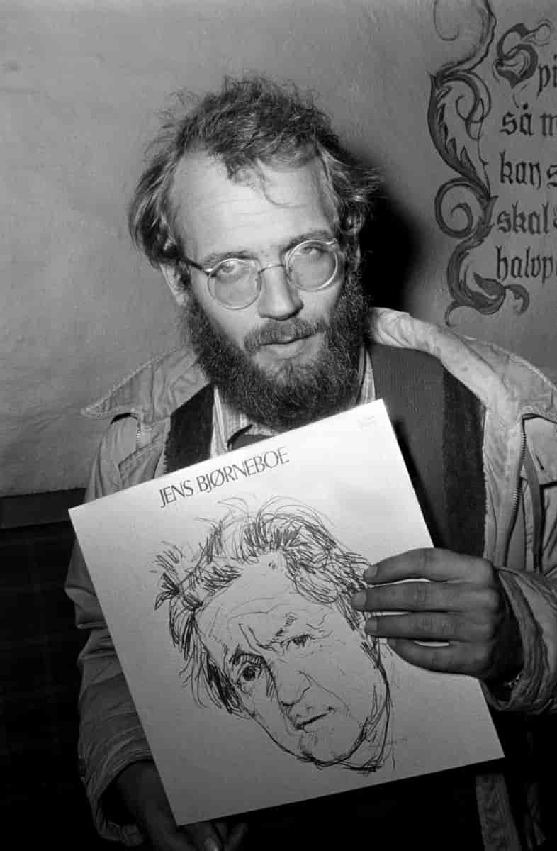 Ole Paus holder en LP-plate, som har en tegning av Jens Bjørneboe på forsiden 