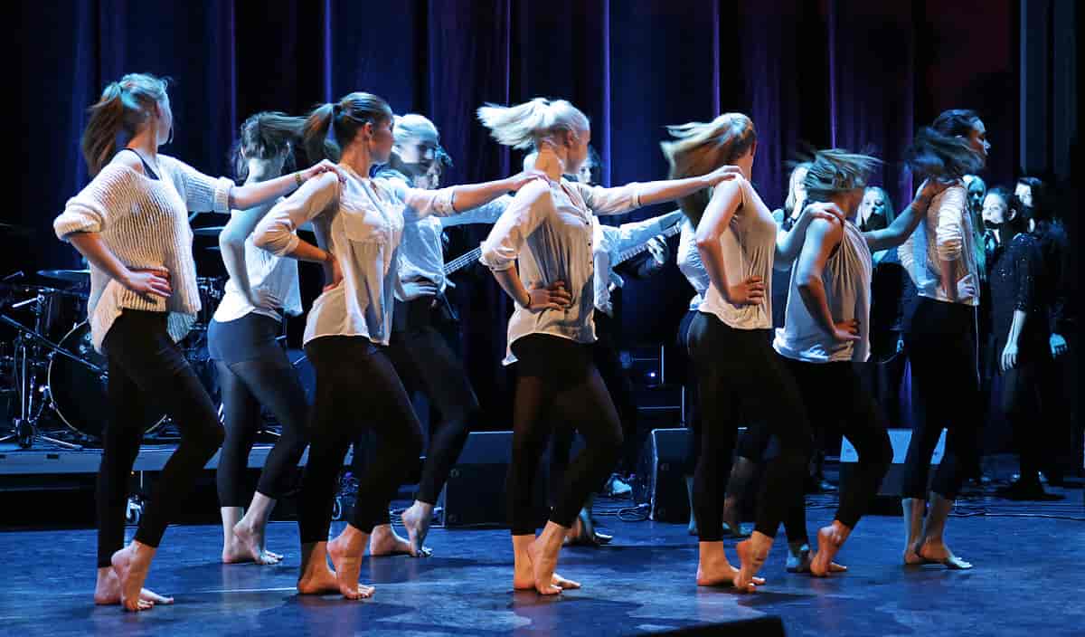 Elever fra studieprogram for musikk, dans og drama ved Dahlske videregående skole i Grimstad opptrer