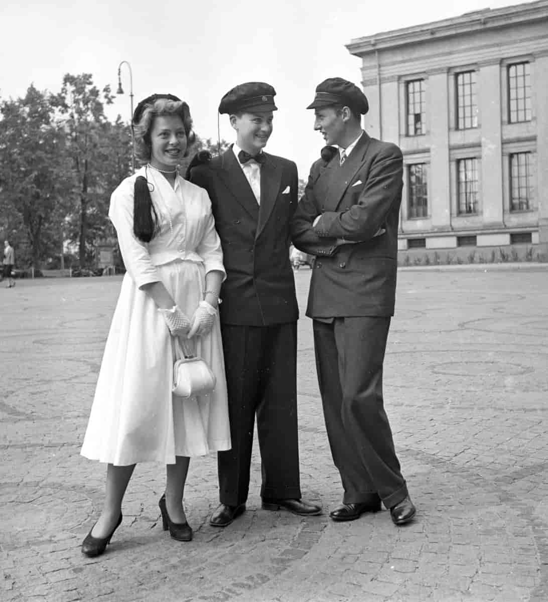 Prins Harald (til høyre) feirer avlagt examen artium 1955