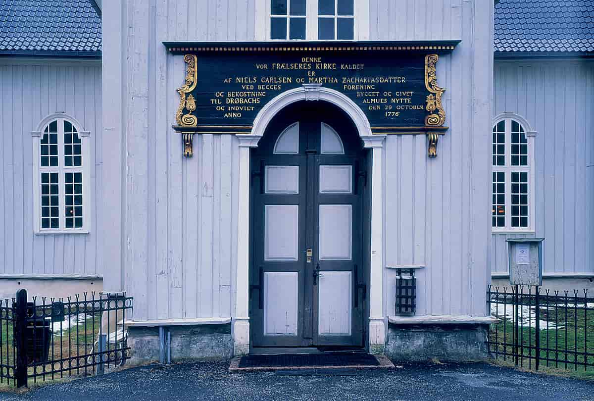 Drøbak kirke med inngangsparti