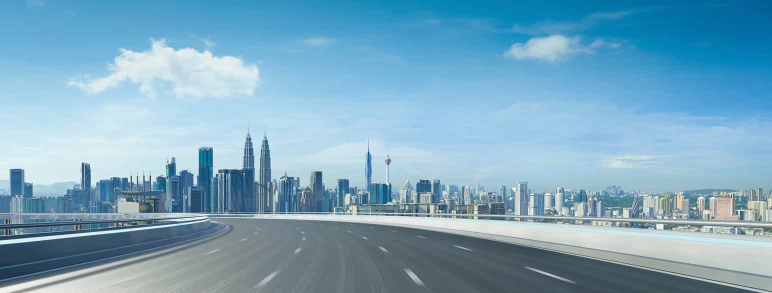 Foto av Kuala Lumpur skyline sett fra motorvei