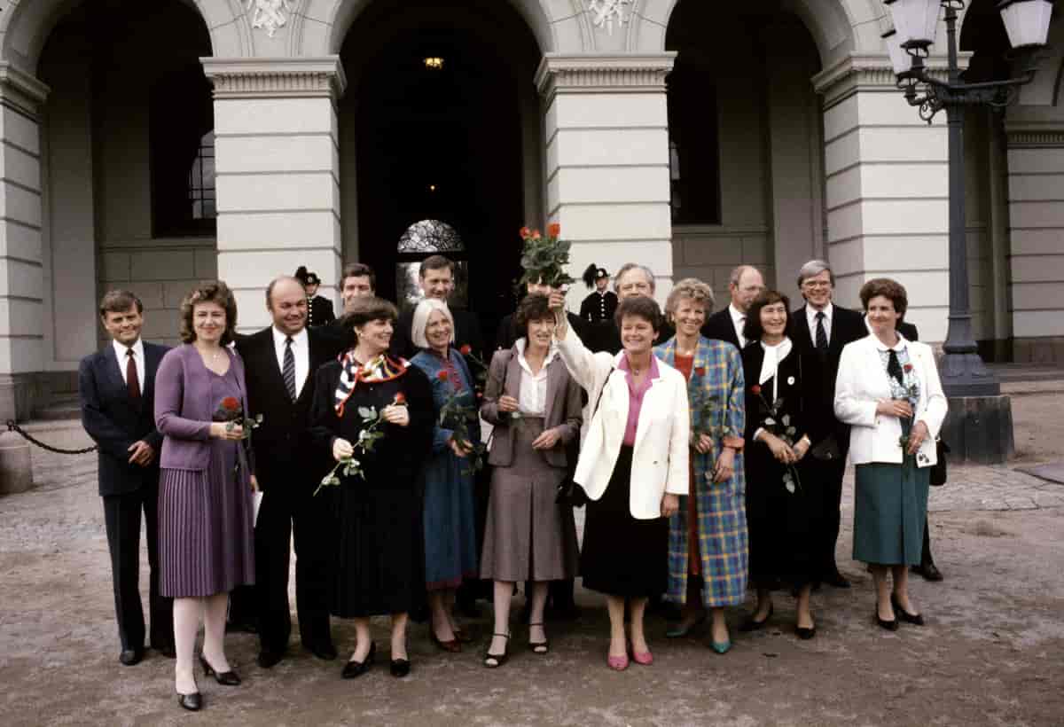Foto av regjeringen utenfor slottet i Oslo i mai 1986