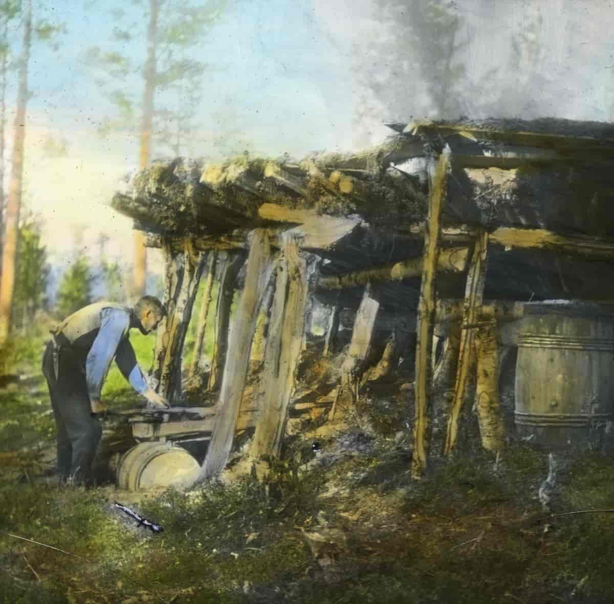 Tjærebrenning i Målselvdalen, 1928