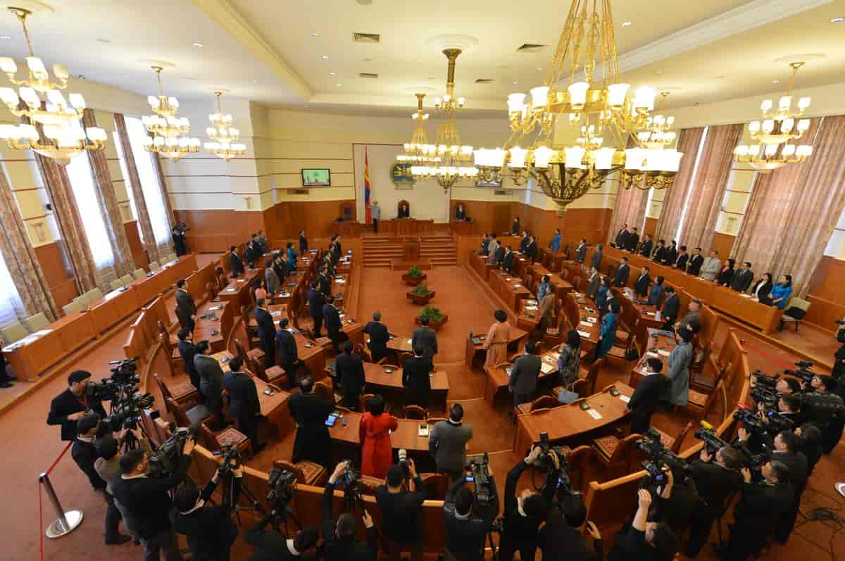 Medlemmer av Mongolias nasjonalforsamling, Den Store Kural, fotografert inne i parlamentssalen, 2014