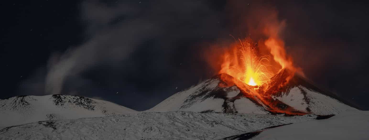 En vulkan som spruter ut lava. 