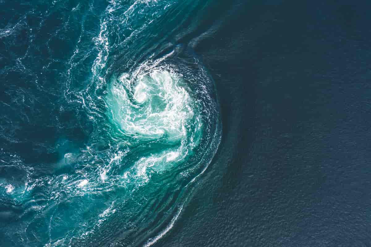 Nærbilde av strømmer i et havområde som får havet til å bevege seg i en sirkel.