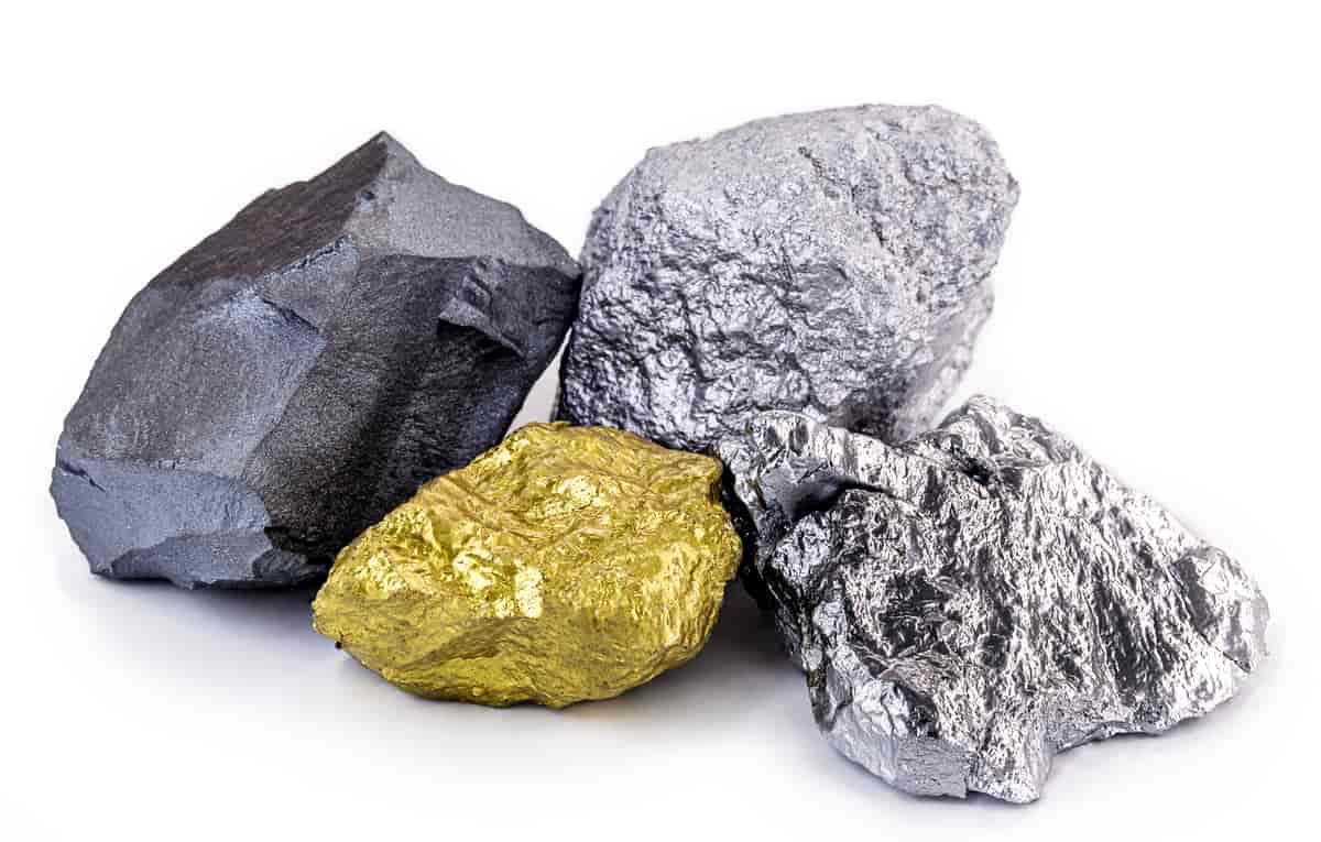 Fire steiner i hver sin type metall.