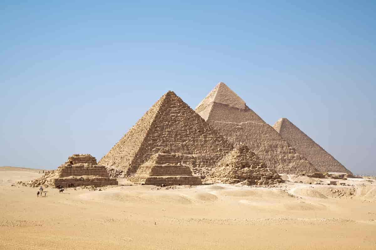 Store, trekantede pyramider ute i en ørken.