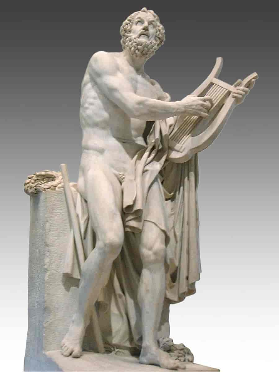 En marmorstatue viser en mann som spiller på en lyre.
