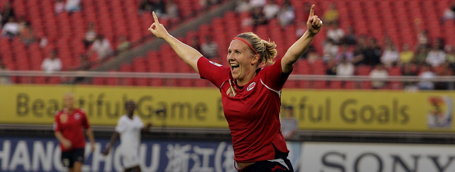 Ragnhild Gulbrandsen feirer et mål under fotball-VM i Kina i 2007