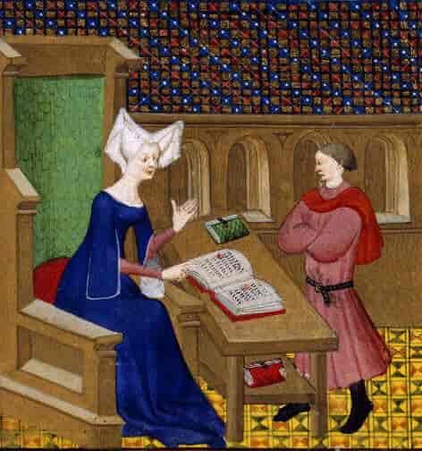 En kvinne med høy hvit hatt og blå kjole sitter ved det bord med en bok. Foran henne står det en ung mann, som er sønnen.