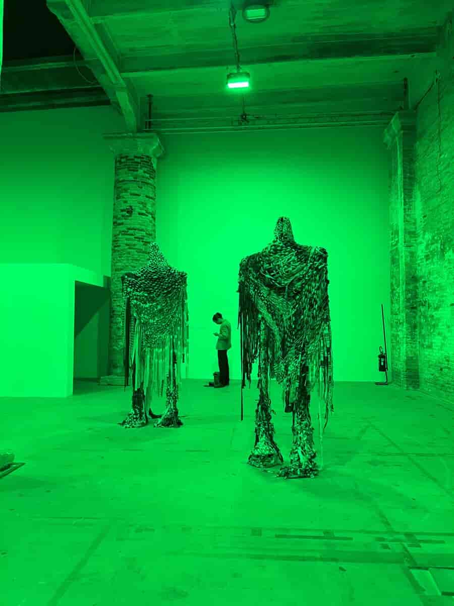 Installasjonsfoto av Sandra Mujingas arbeider på Venezia Biennalen i 2022. 