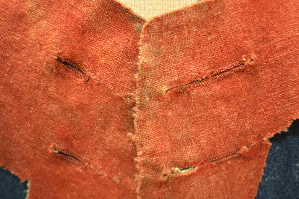 Detaljbilde av uniformsjakke fra andre halvdel av 1700-tallet. 