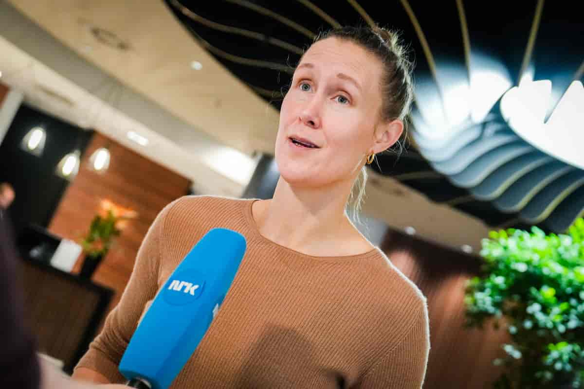 Malm Frafjord blir intervjuet av NRK, snakker inn i mikrofon.