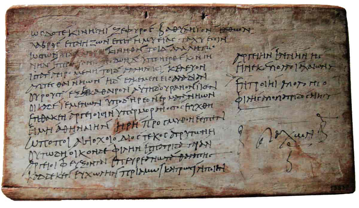 Tekst skrevet med greske bokstaver på en steintavle.