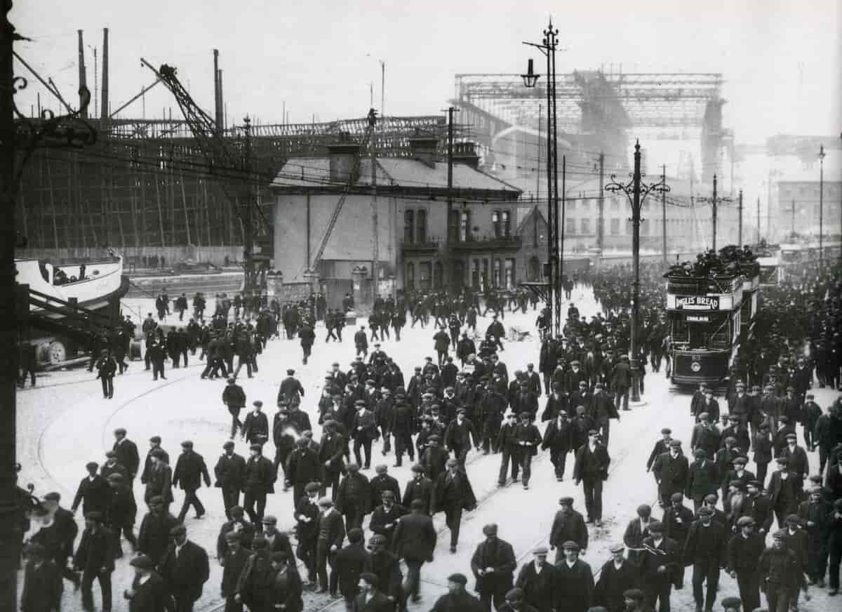 Arbeidarane går heim frå Harland & Wolff, 1911