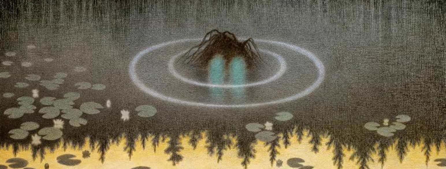 Et hode med svart hår stikker så vidt opp av et vann med en mørk skog bak. Vesenet har store, grønne øyne. På vannet er det vannliljer.