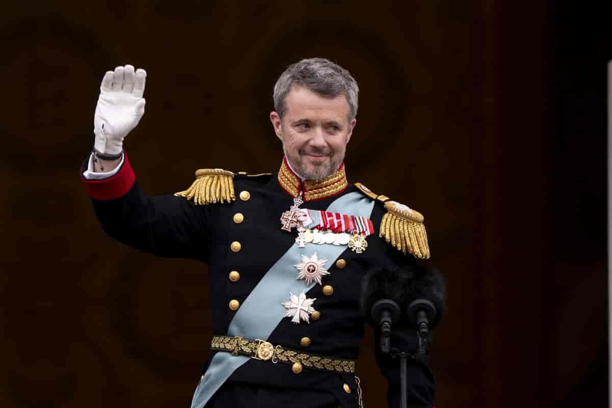 Frederik 10. hilser folket som konge på Christiansborgs Slotsplads i København søndag den 14. januar 2024