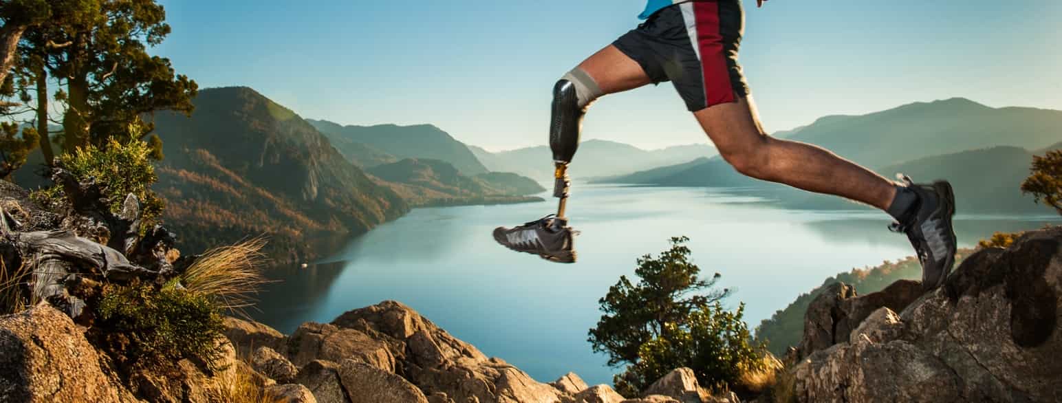 Mann med beinprotese løper i vakkert landskap