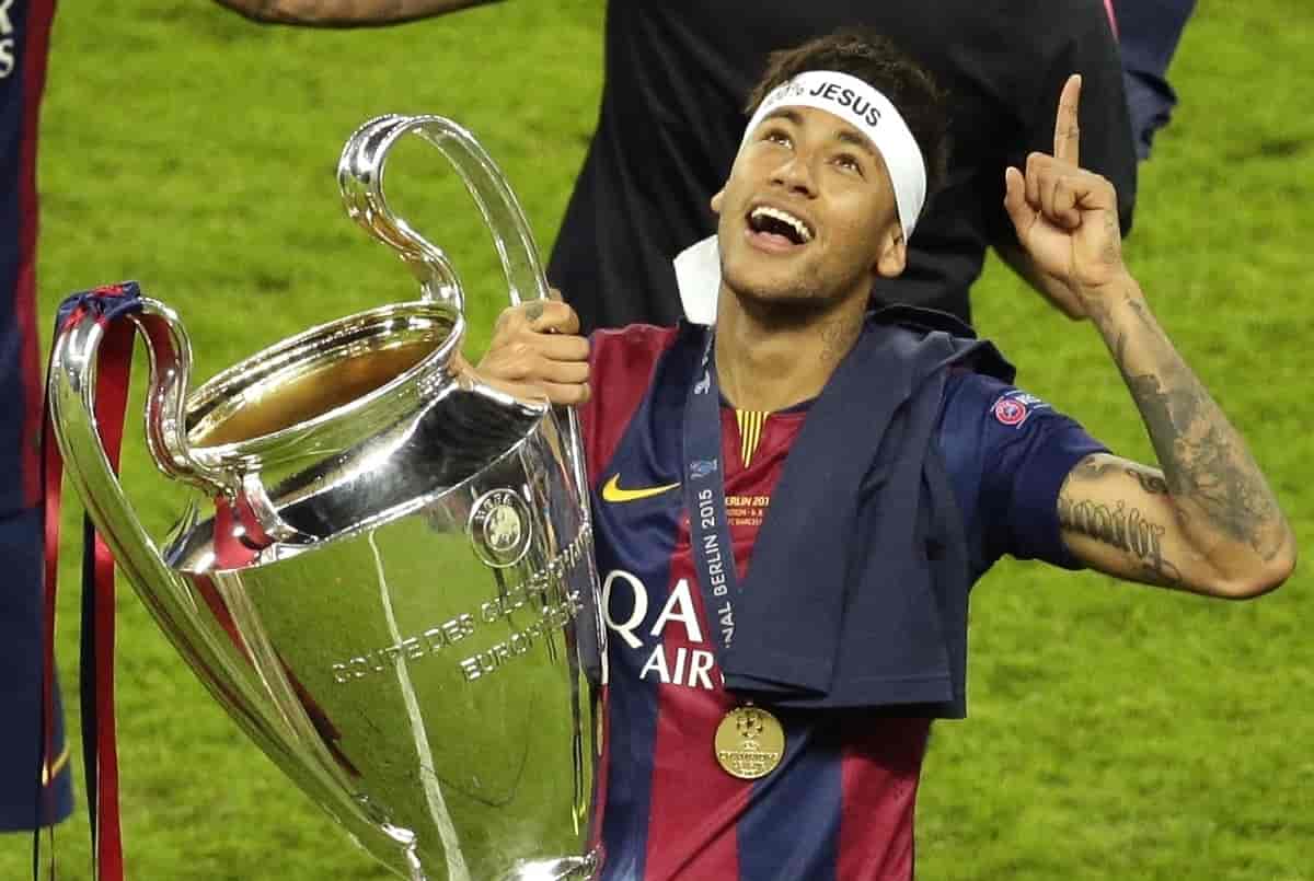 Neymar holder trofeet mens han peker opp mot himmelen.