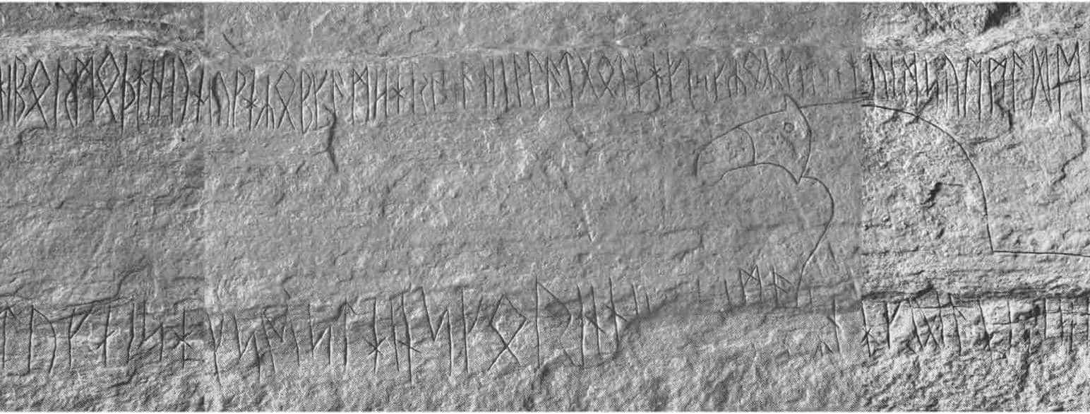 Runer som er risset inn i en grå avlang stein